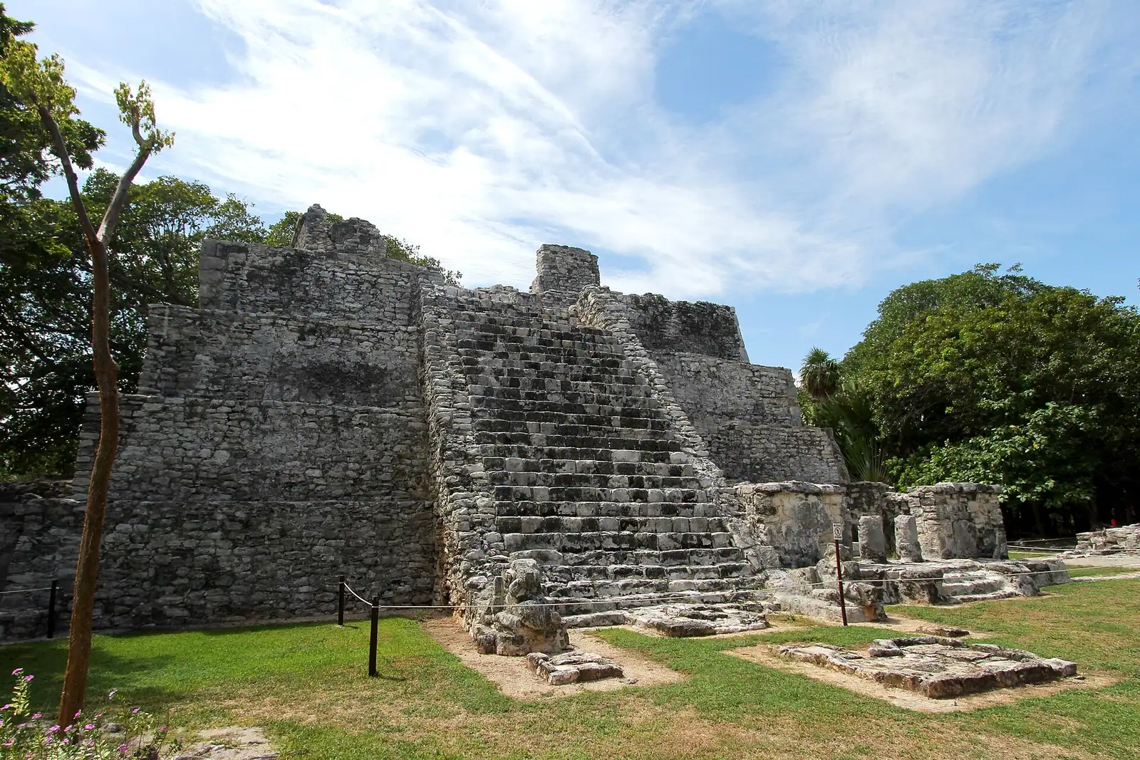 坎昆：This is a photo of a monument in Mexico, identified by ID