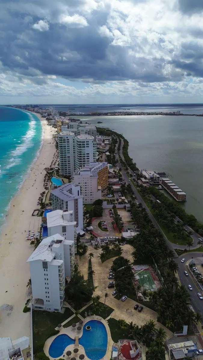 坎昆：Hotel zone between the Caribbean Sea Coast and Cancun Lagoon. Aerial view from Gaviota Azul Beach, Cancun, Quintana Roo, Mexico.