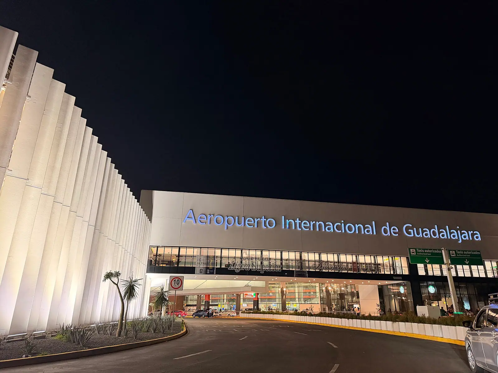 瓜达拉哈拉：Night picture of the Guadalajara International Airport
