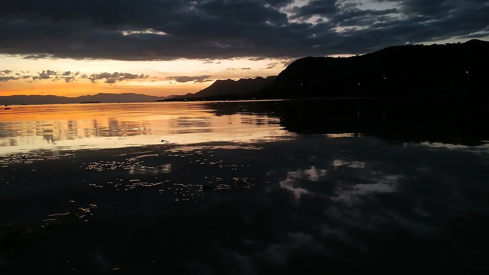 瓜达拉哈拉：Lago de Chapala al atardecer.