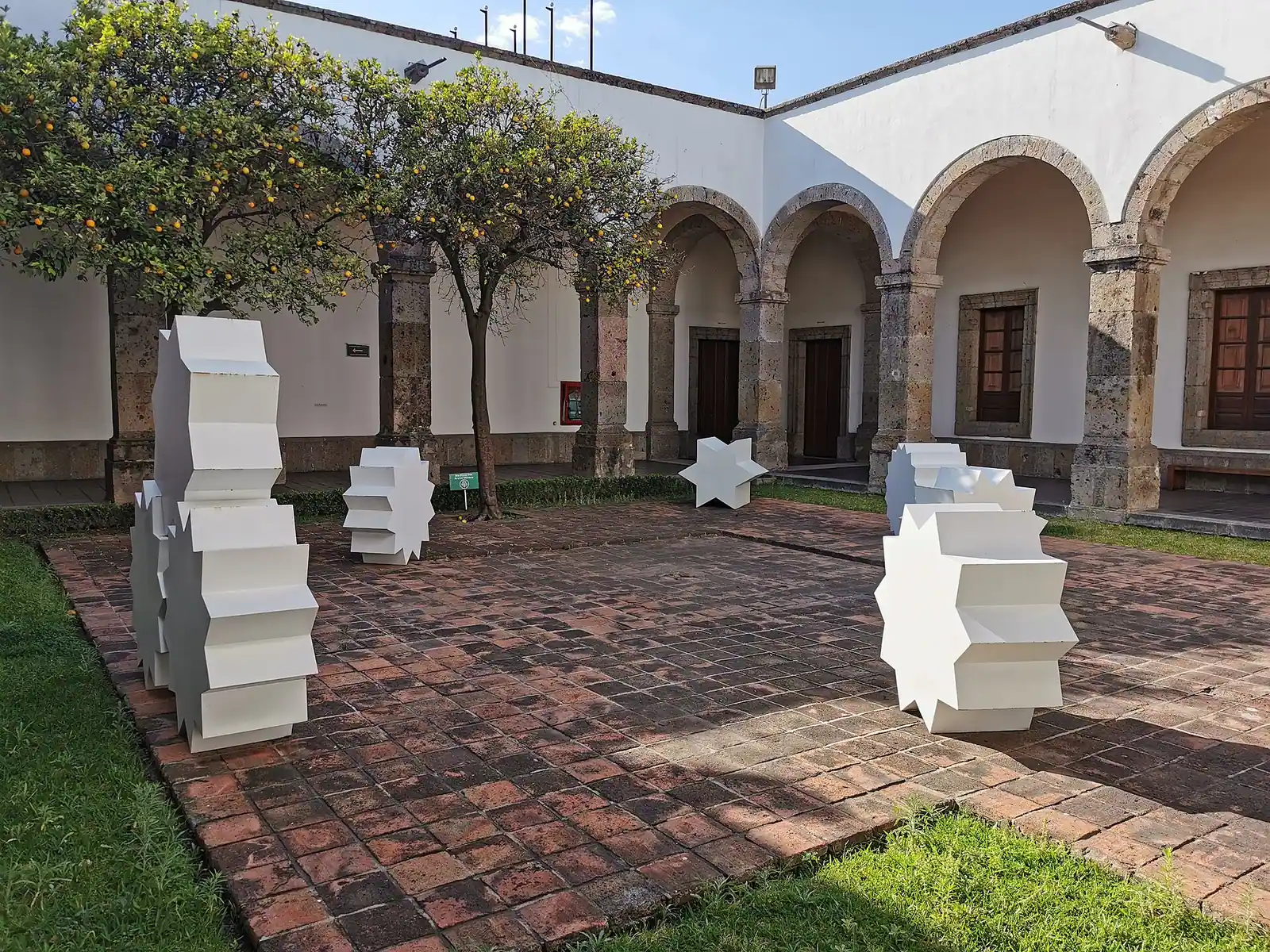 瓜达拉哈拉：Sculpture by Mathias Goeritz in the courtyard of the Hospicio Cabañas, Guadalajara, Mexico.