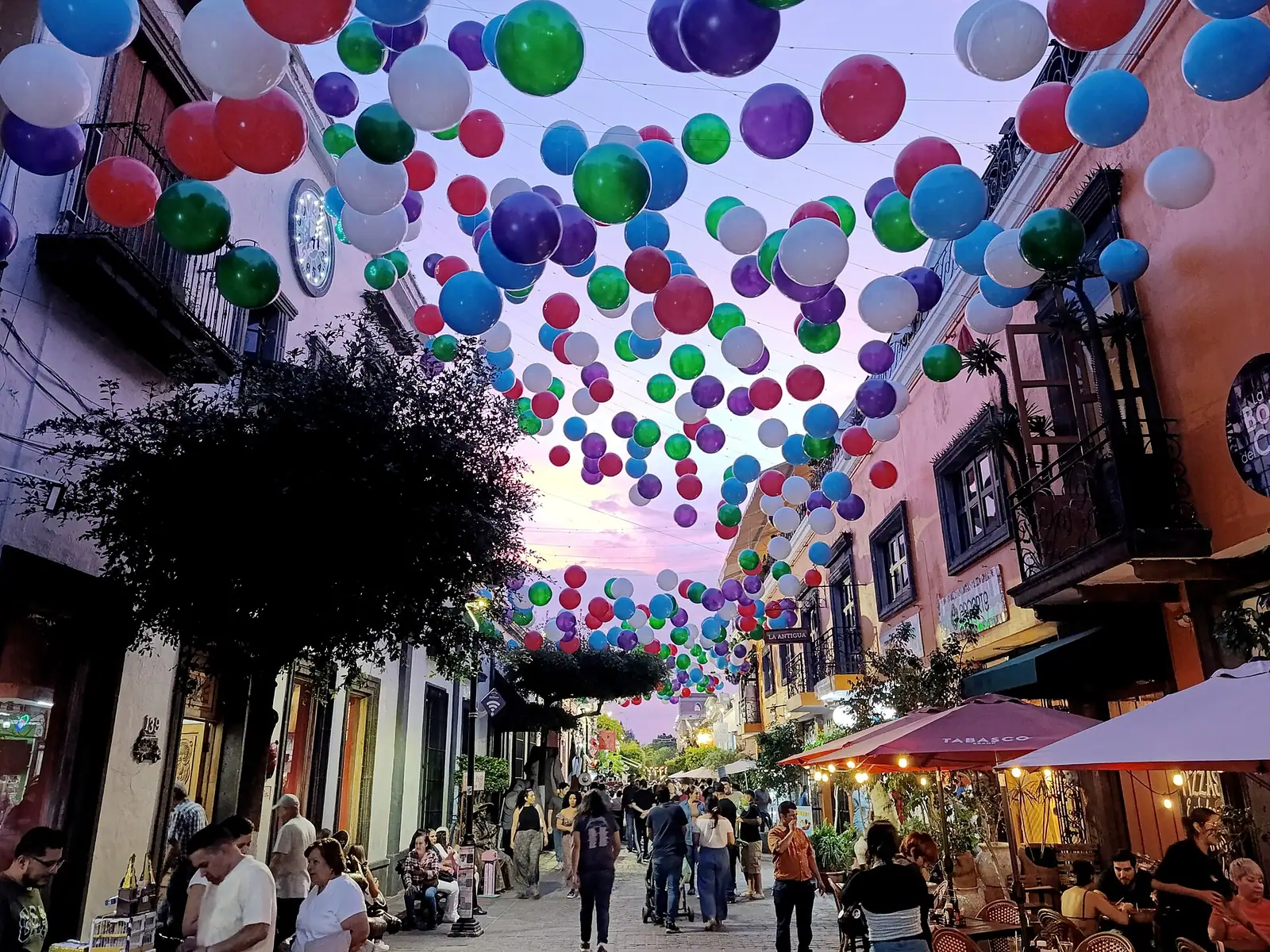 瓜达拉哈拉：Anocheciendo en el centro de Tlaquepaque, Jalisco, México.