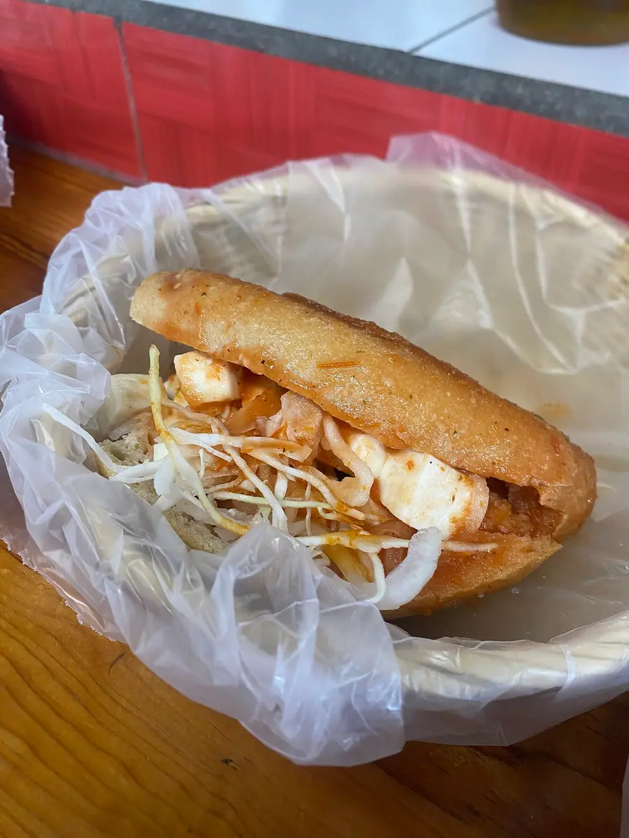 瓜达拉哈拉：Torta ahogada de queso prepared in Guadalajara, Jalisco, Mexico