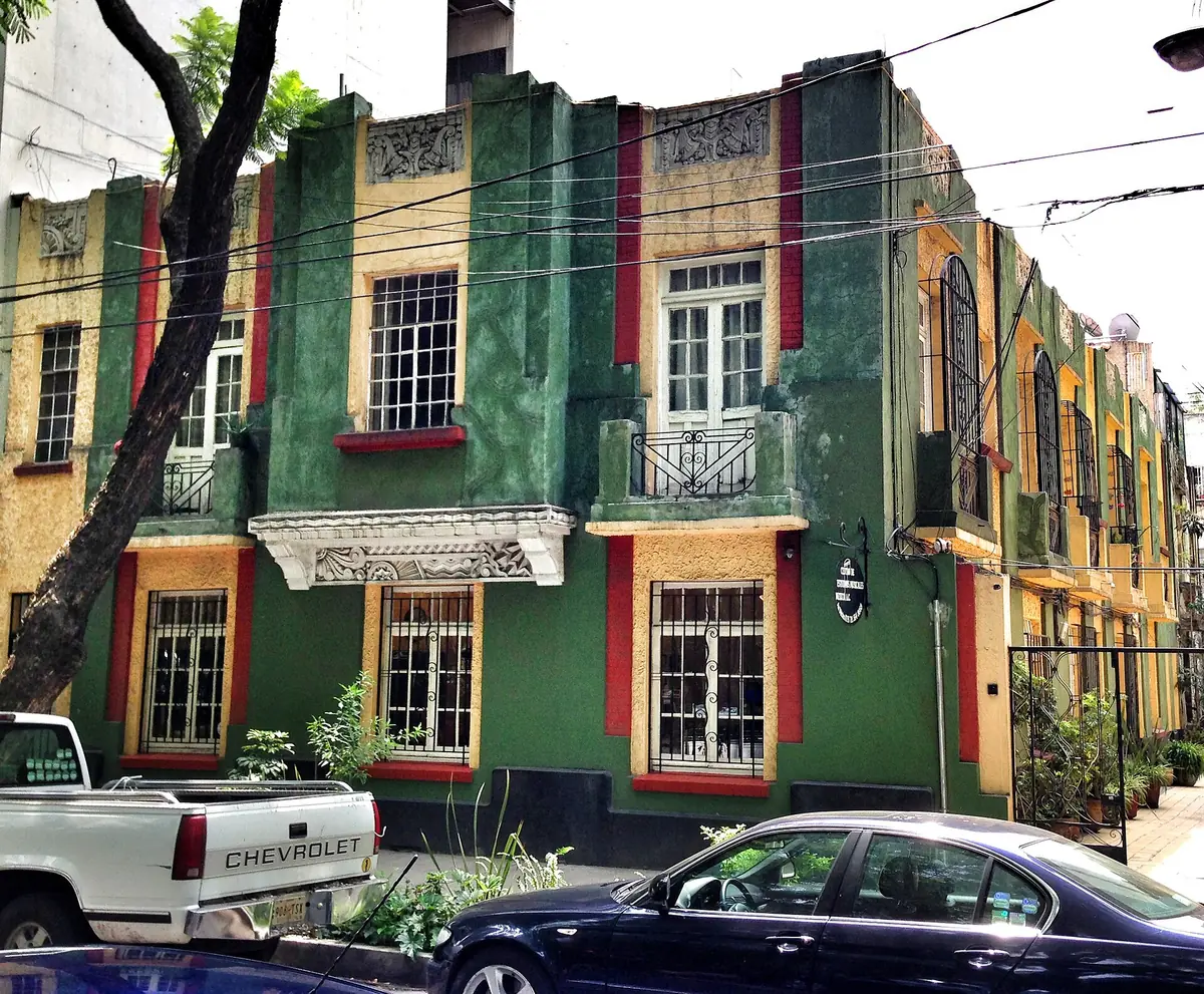墨西哥城 Condesa 街区彩色老住宅外立面