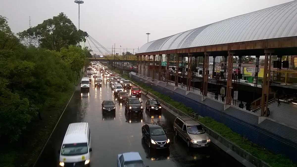 雨中的墨西哥城 Zaragoza 道路与公共交通车站