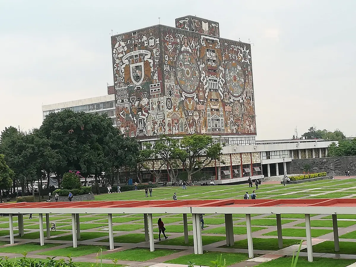 墨西哥国立自治大学中央图书馆与校园草地