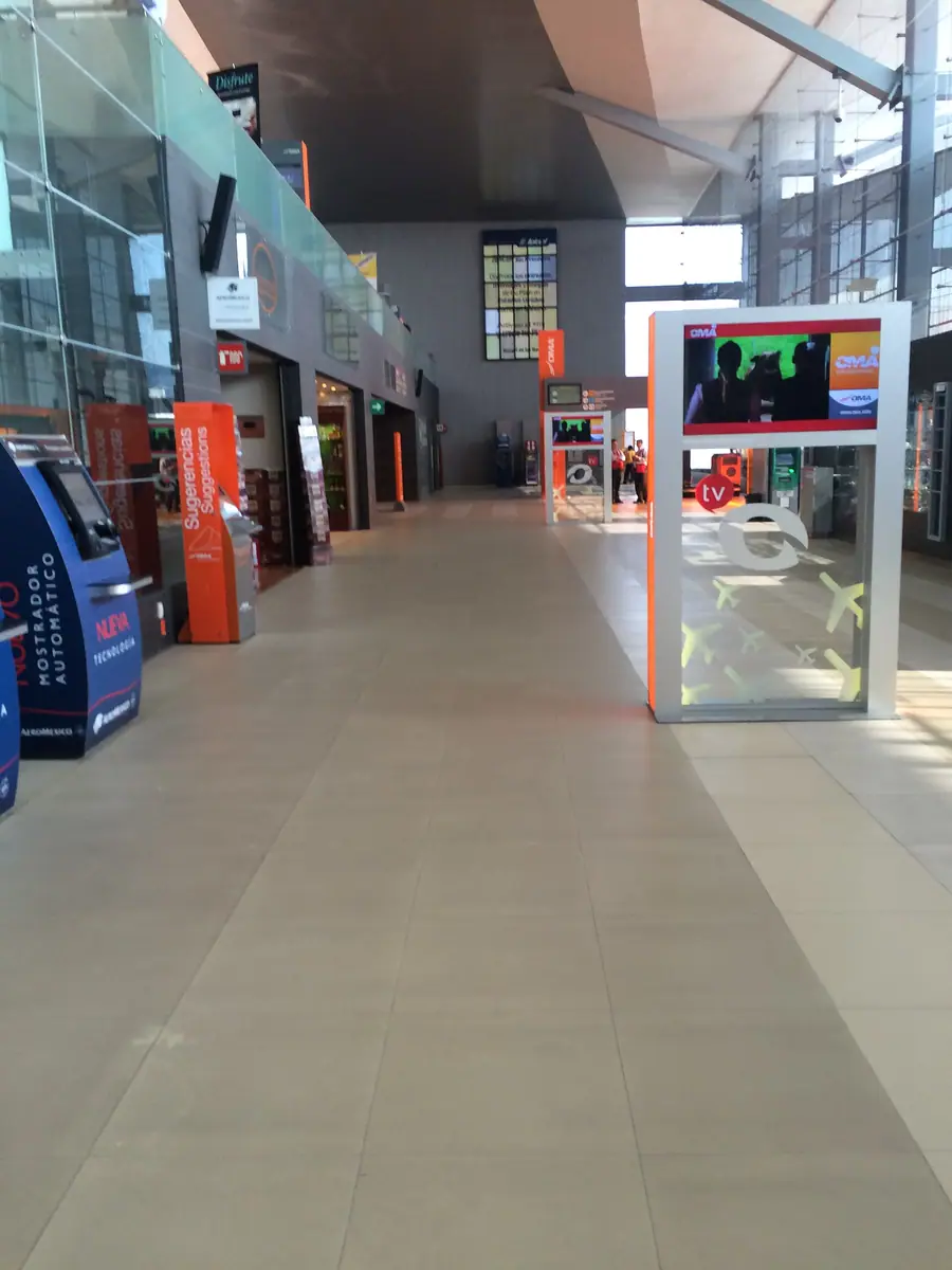 蒙特雷：Pasillo principal de la Terminal B del Aeropuerto Internacional de Monterrey.