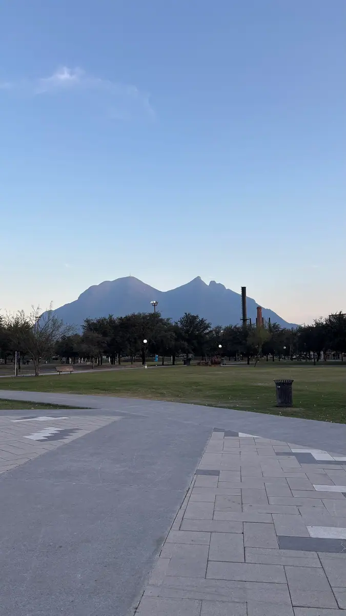 蒙特雷：Cerro de la Silla seen from Parque Fundidora