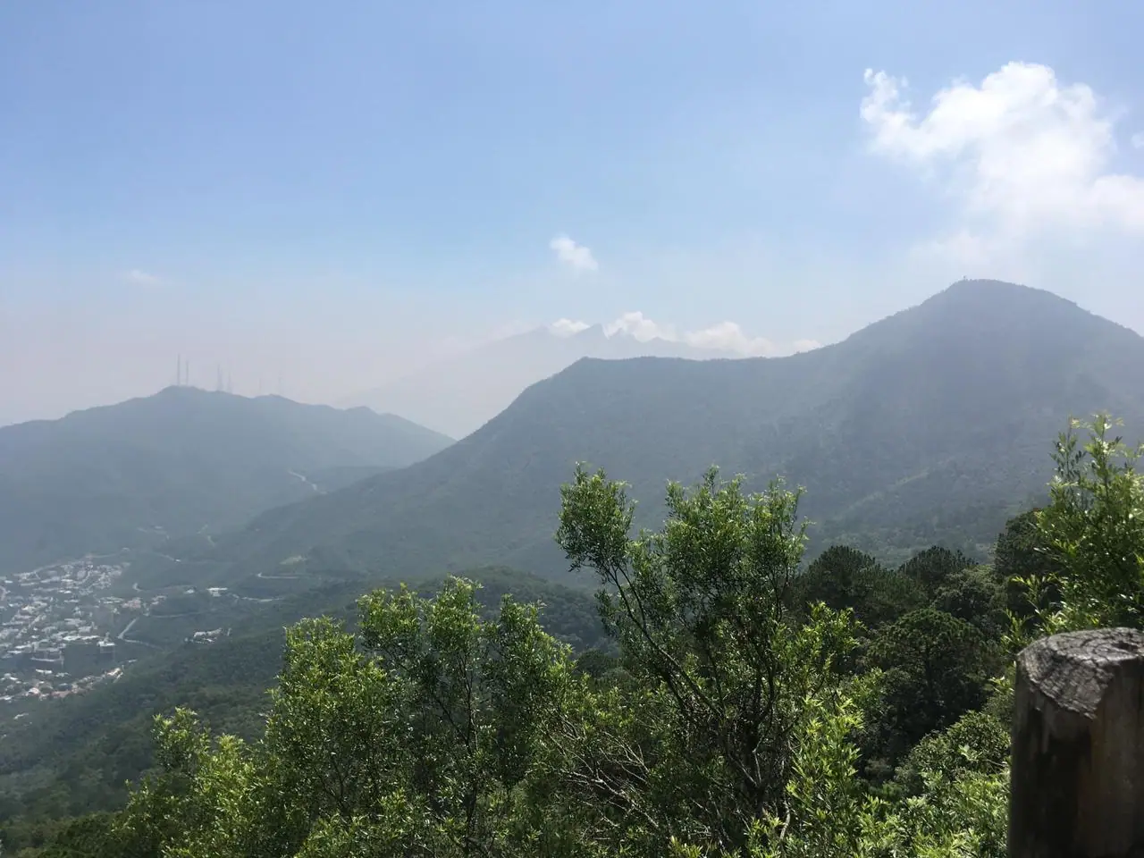 蒙特雷：It's a hill from the state of Nuevo Leon, located between three municipalities, San Pedro Garza Garcia, Monterrey, and Santa Catarina.