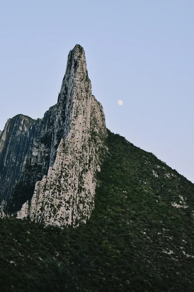 蒙特雷：Toma del pico de una montaña después del atardecer en el Parque la huasteca localizado en el municipio de Santa Catarina en Nuevo León.