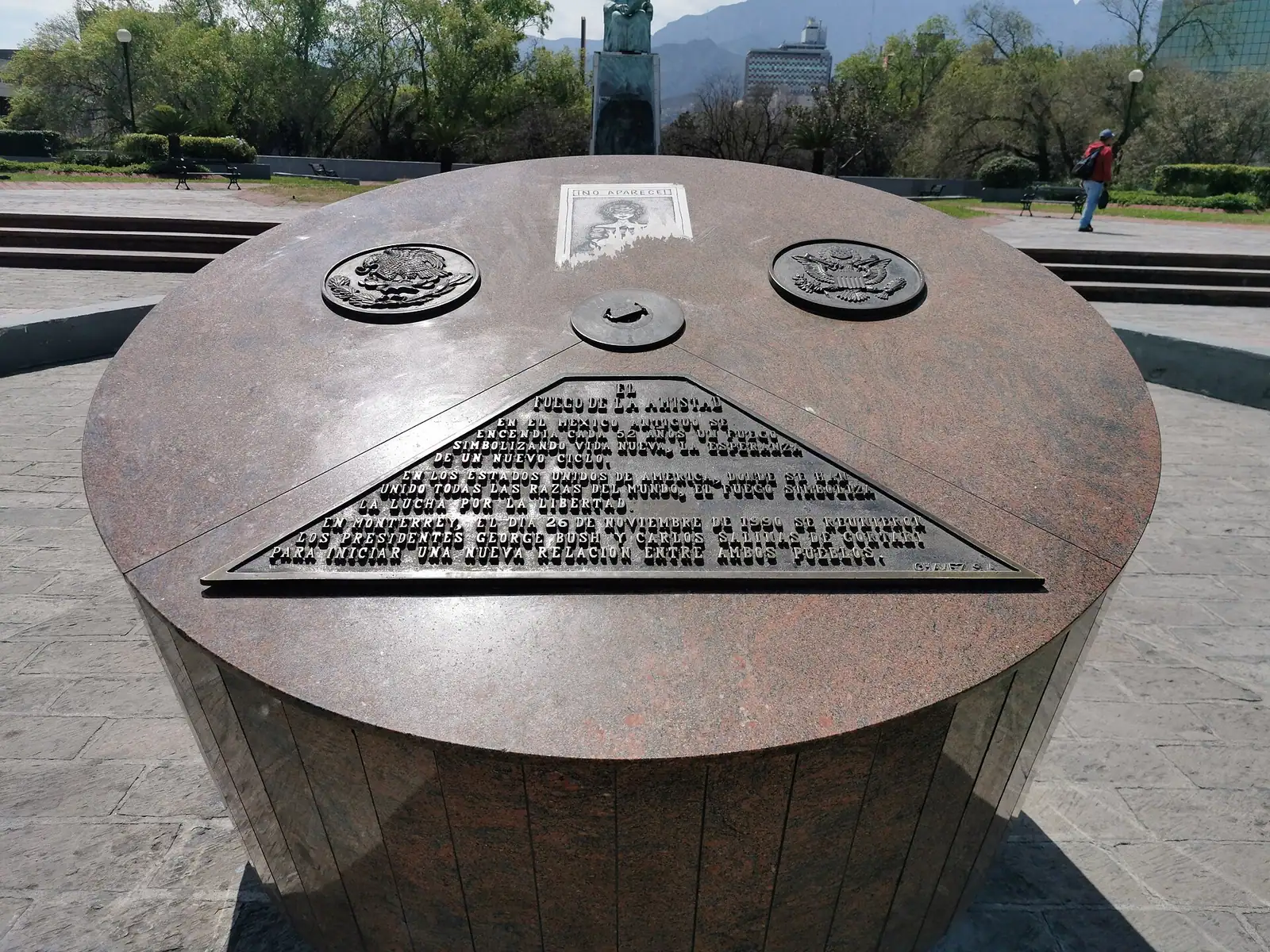 蒙特雷：Fuego de la amistad, a monument to U.S.-Mexico friendship, inaugurated in 1990. Macroplaza, Monterrey, Nuevo León, México.