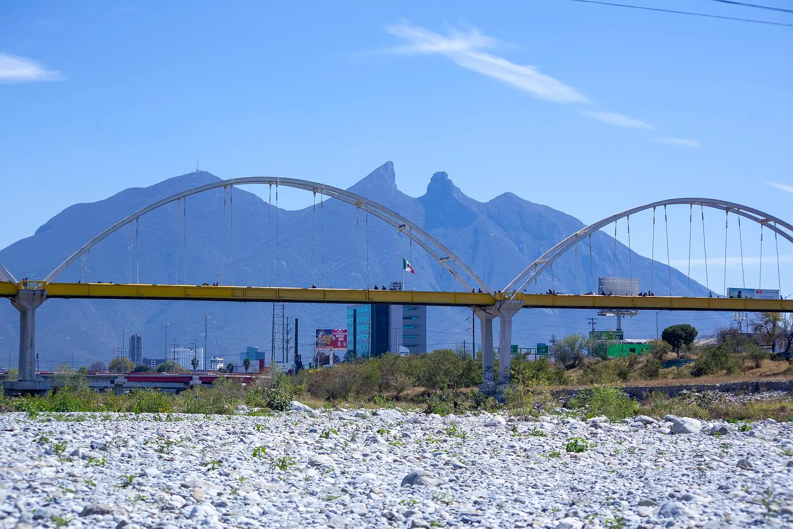 蒙特雷：Foto registrada en recorrido realizado en el Río santa Catarina por los participantes de las sesiones de edición abierta, edición río Santa Catarina, llevado a cabo en LABNL Lab Cultural Ciudadano, en colaboración con Wikimedia México. . Esta visita implicó el recorrido de 7.45 Km. Autor/a: Ricardo Burnes Romo / CONARTE Consejo para la Cultura y las Artes de Nuevo León Citar como: CC BY SA CONARTE