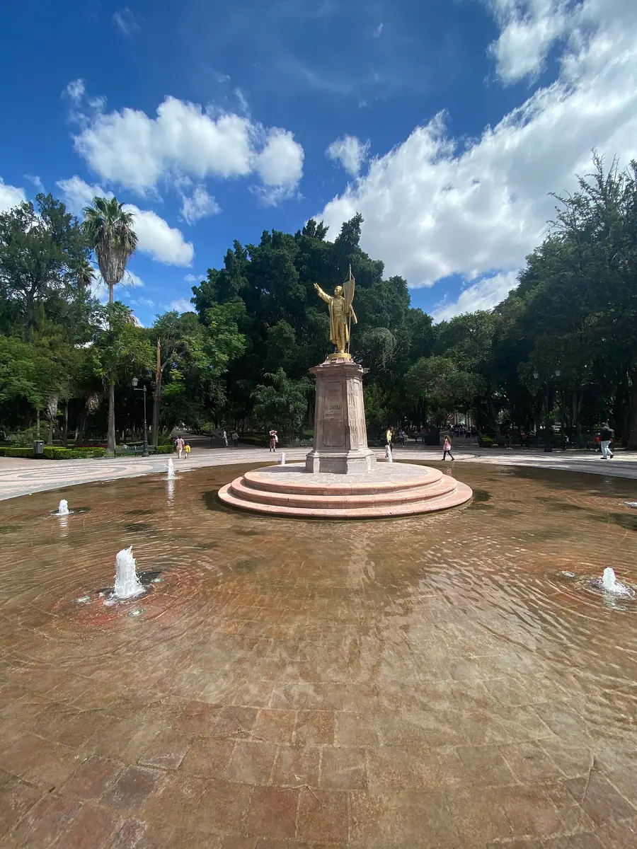 克雷塔罗：A photo of the statue and fountains in the center of the Alameda Hidalgo public park in the downtown area of Santiago de Queretaro, Mexico.