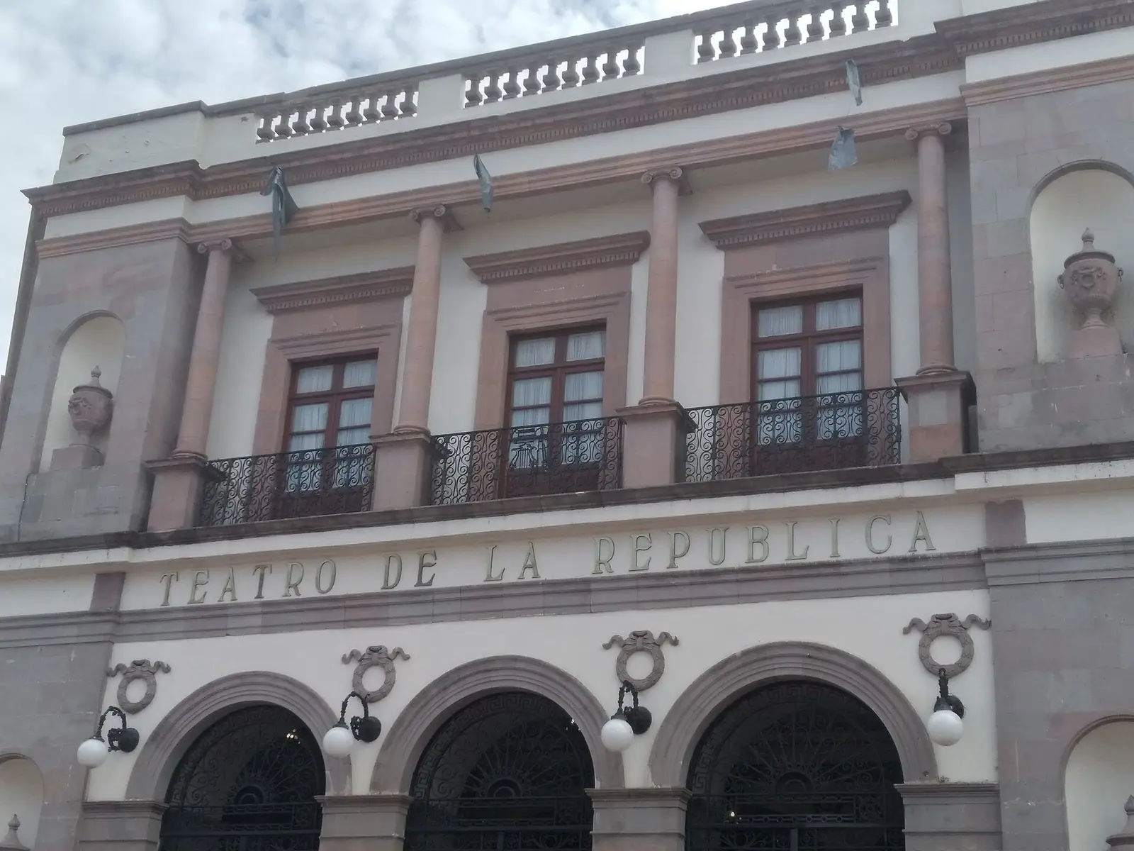 克雷塔罗：Vista frontal de la entrada principal del Teatro de la Republica en el Centro Histórico de Querétaro