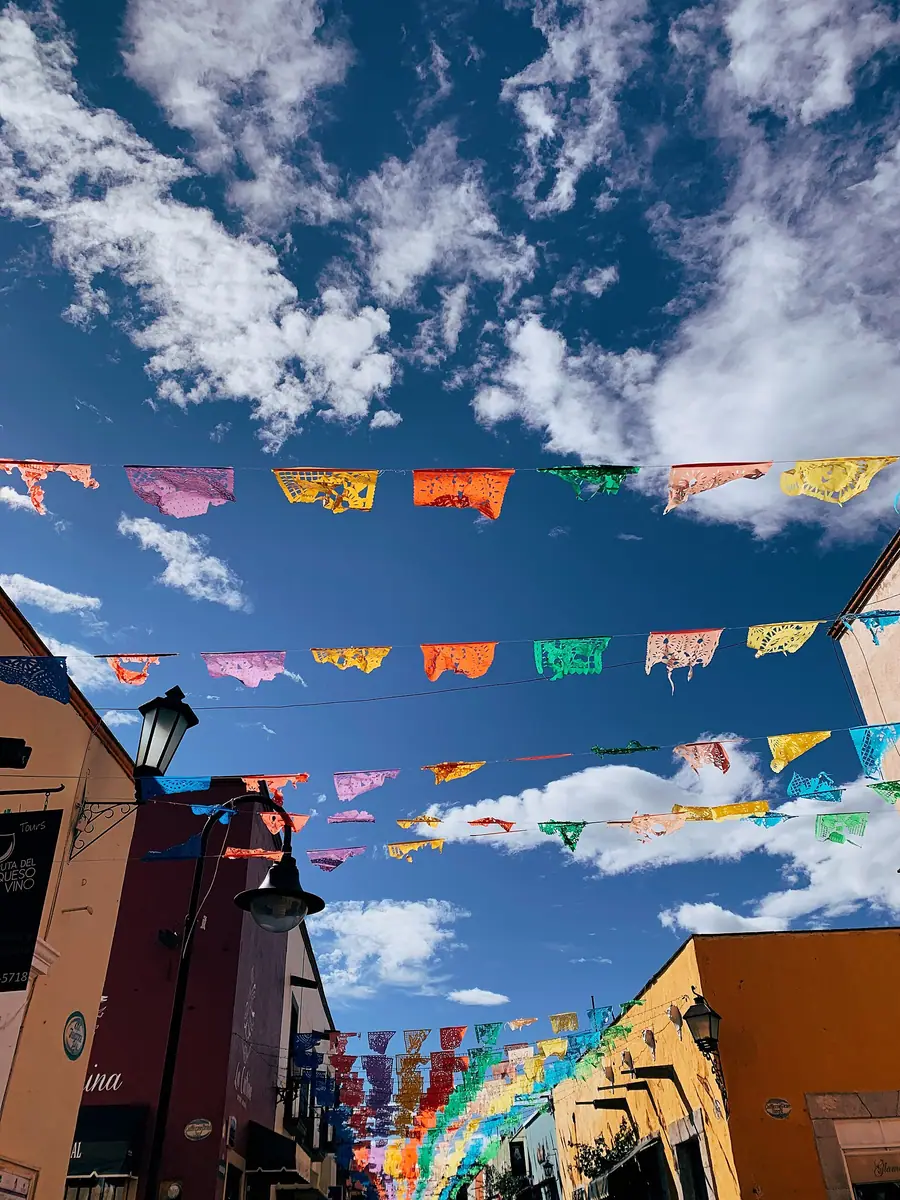 克雷塔罗：Tequisquiapan es un pueblo mágico queretano de clima templado, con calles coloniales y coloridas que exhortan al público a caminar y disfrutar de sus delicias gastronómicas, de su cultura y tradiciones.