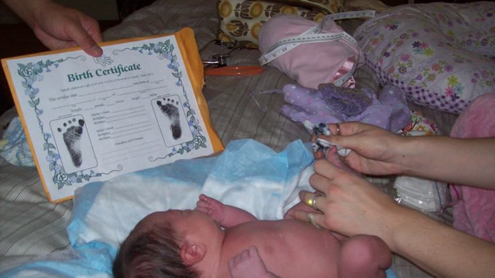 新生儿与出生证明文件