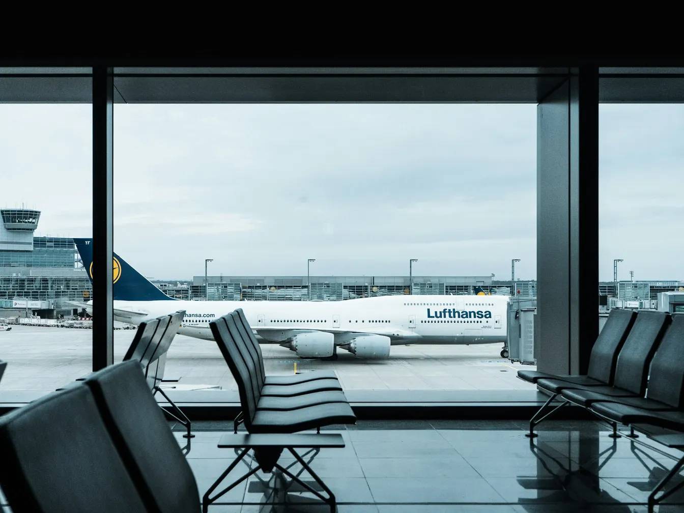 Asientos vacíos grises en el aeropuerto durante el día