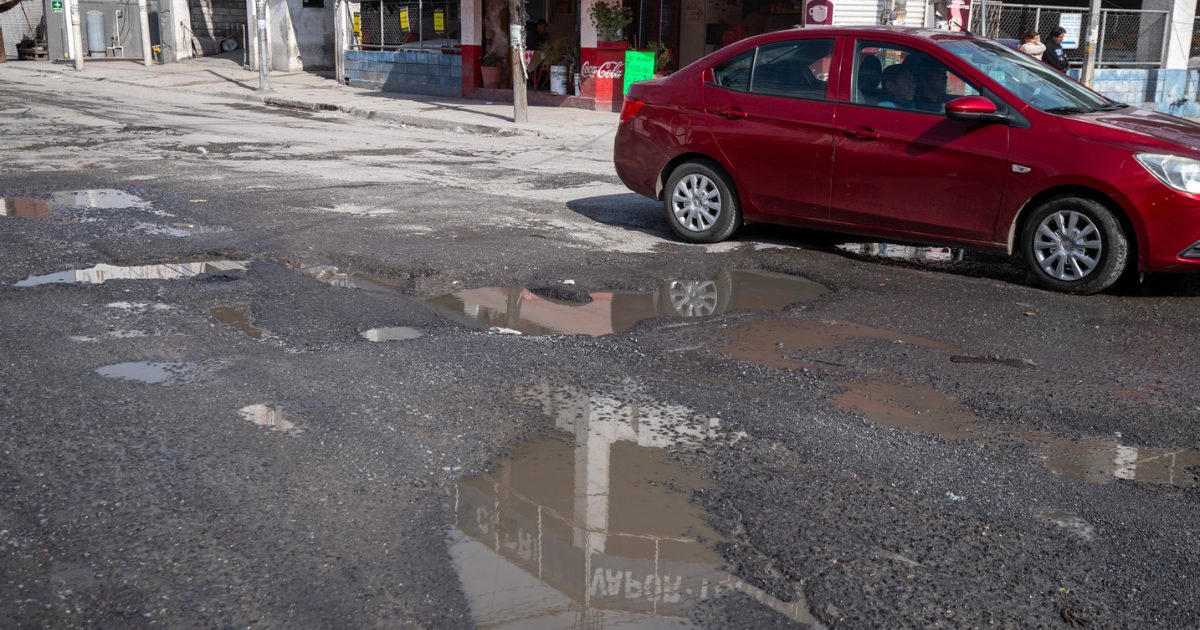 降雨导致新莱昂州多处道路塌陷并损坏车辆
