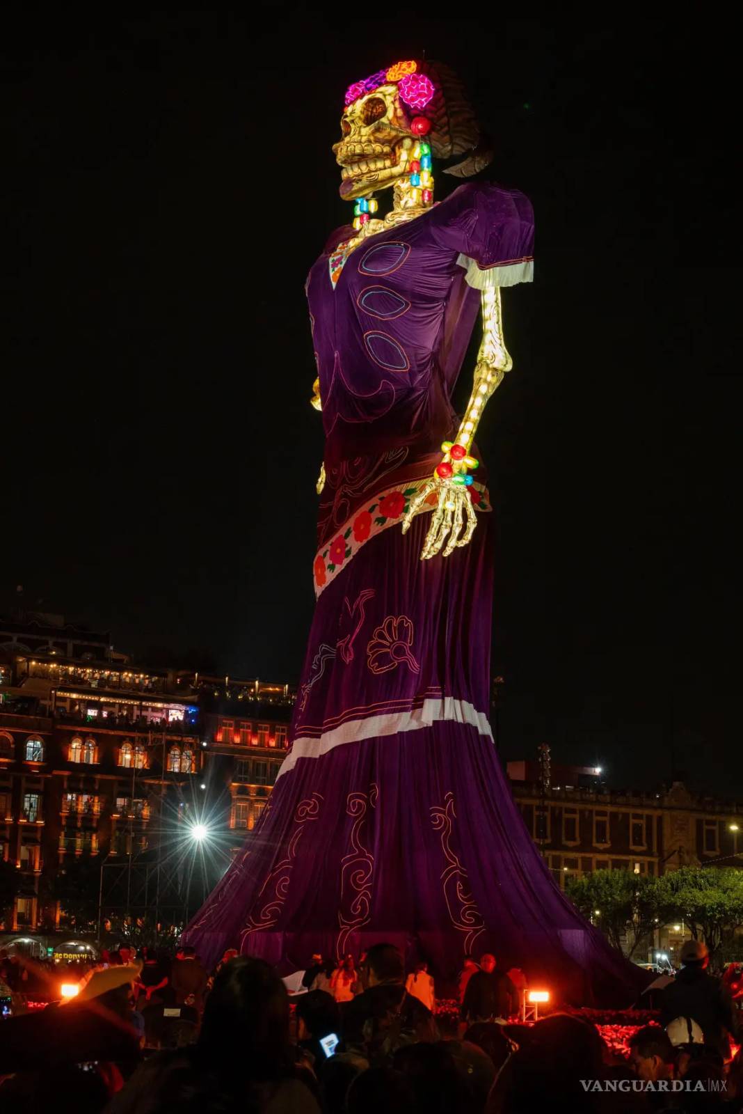 $!Así luce la Catrina monumental de 33 metros en el Zócalo de CDMX que obtuvo el Récord Guinness