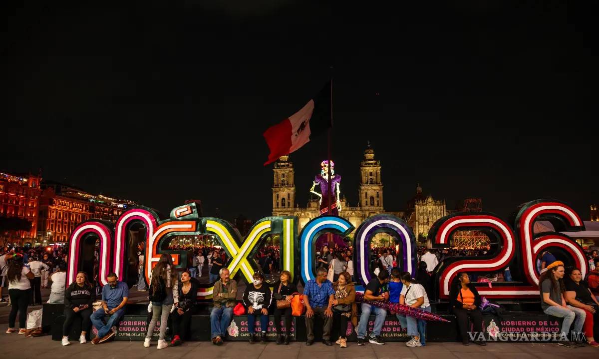 $!Así luce la Catrina monumental de 33 metros en el Zócalo de CDMX que obtuvo el Récord Guinness