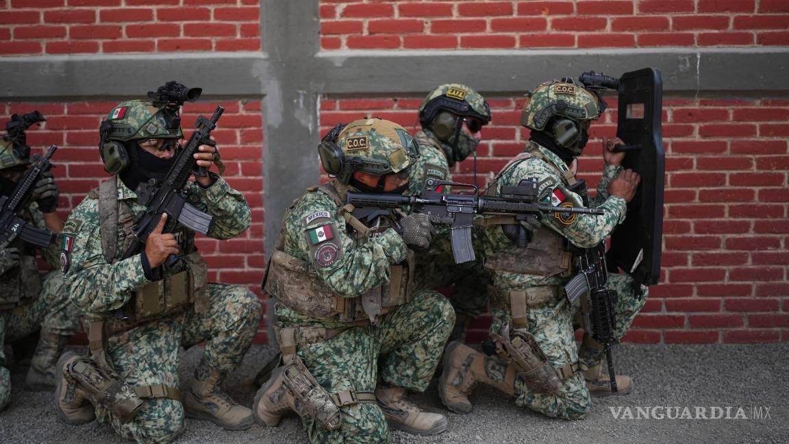 $!Una unidad de fuerzas especiales del Ejército mexicano participa en un simulacro antiterrorista en un centro de entrenamiento en Temamatla, Estado de México.