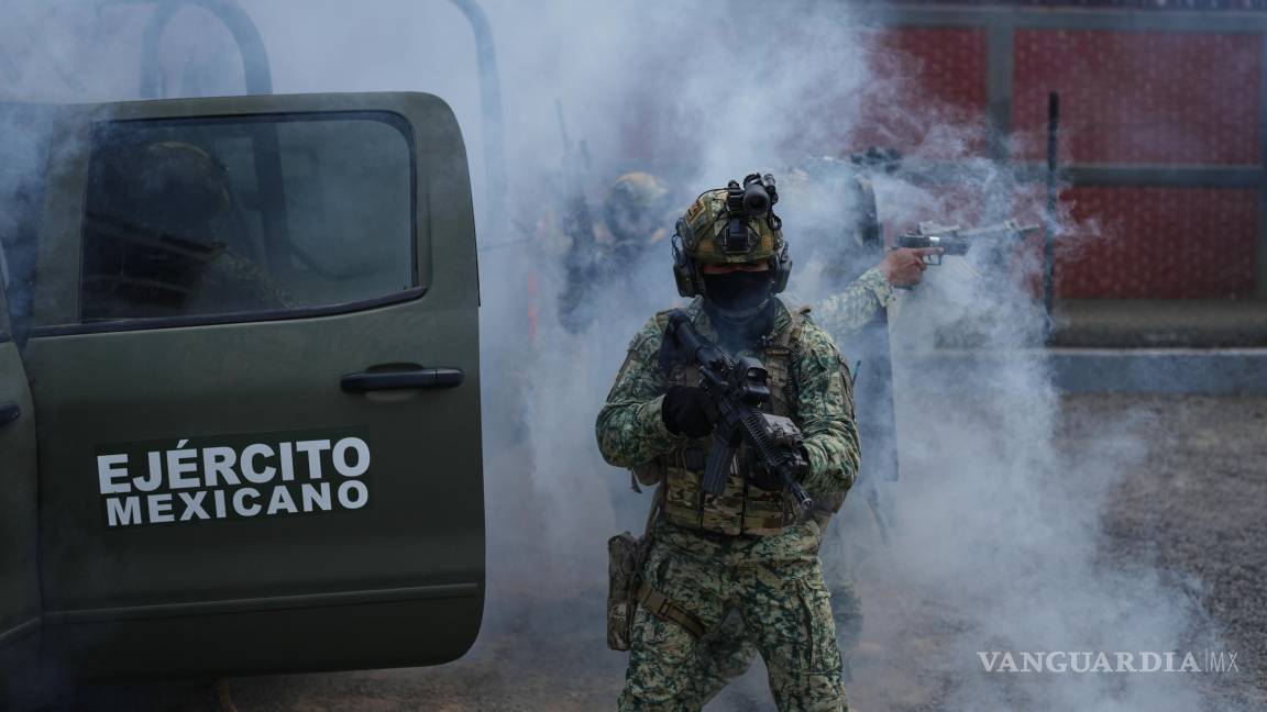 $!Una unidad de fuerzas especiales del Ejército mexicano participa en un simulacro antiterrorista en un centro de entrenamiento en Temamatla, Estado de México.