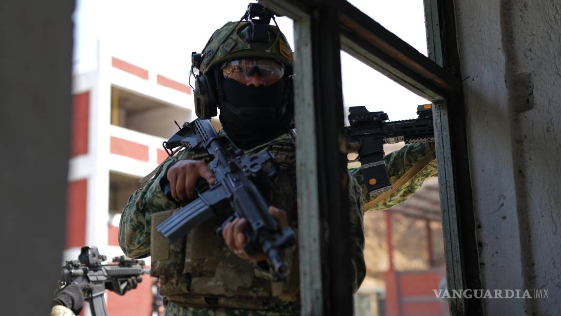 $!Una unidad de fuerzas especiales del Ejército mexicano participa en un simulacro antiterrorista en un centro de entrenamiento.