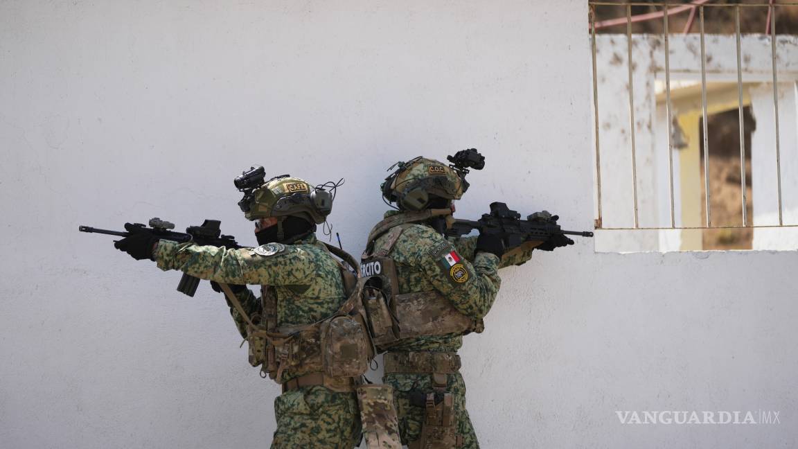 $!Una unidad de fuerzas especiales del Ejército mexicano participa en un simulacro antiterrorista en un centro de entrenamiento.