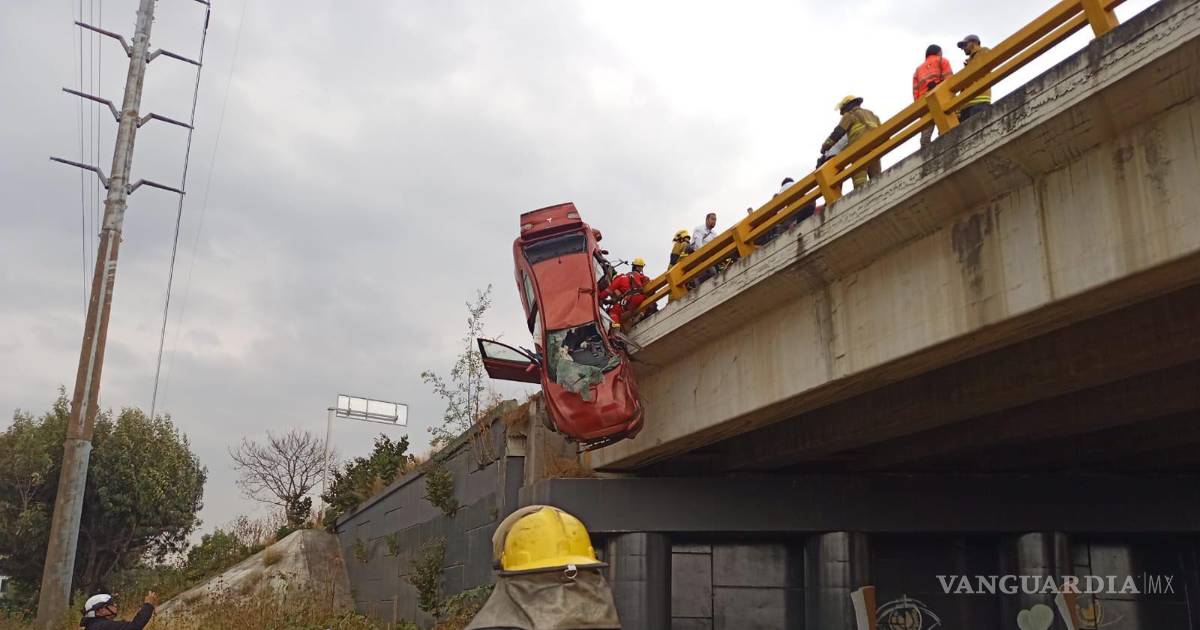 普埃布拉生态环线桥上汽车悬挂一侧，事故致一女性遇难