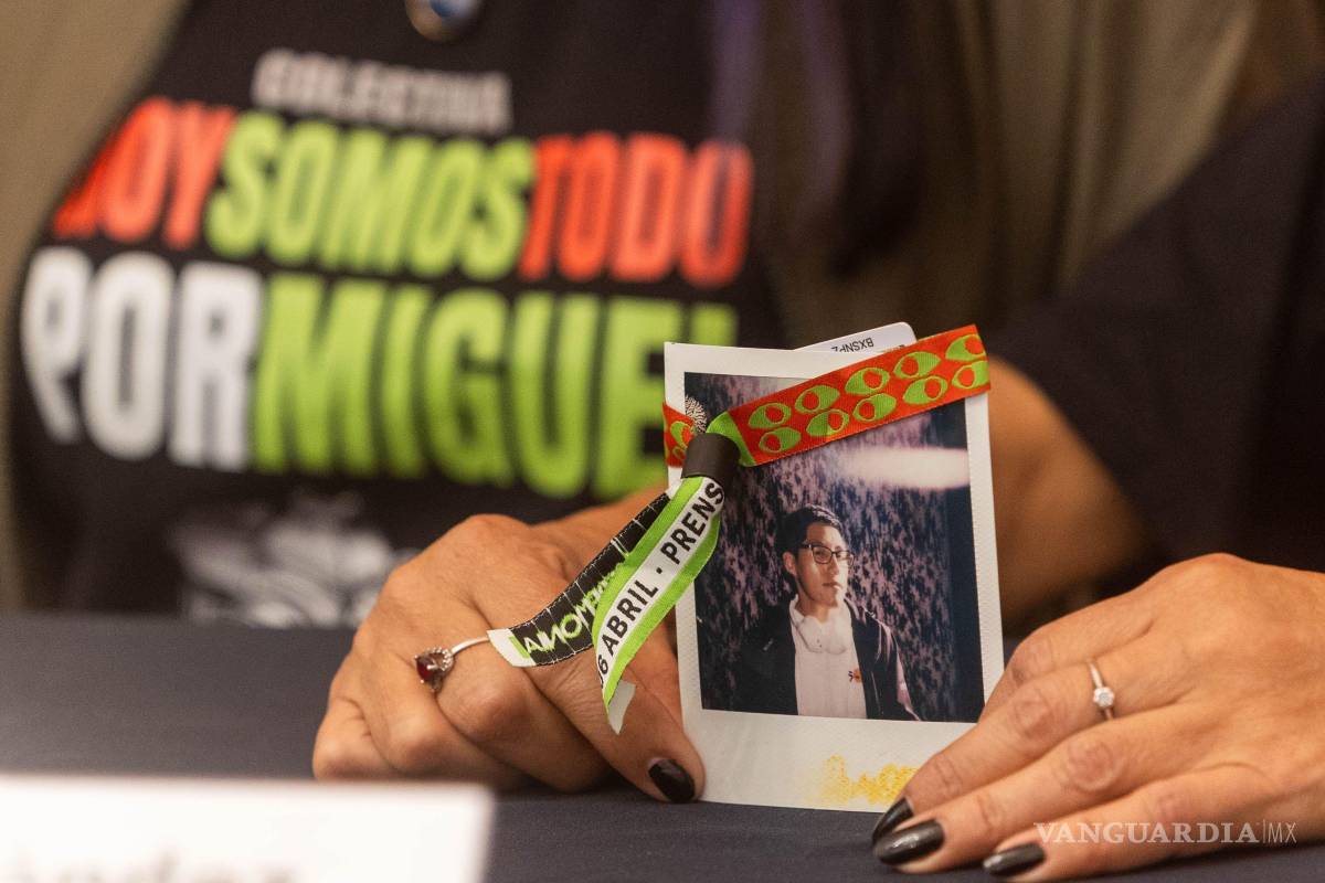 $!CIUDAD DE MÉXICO, 17 DE MARZO DE 2026.- Los defensores de derechos humanos Tábata Ximena Salas, Óscar David Camarena, Edwin Alan Piñón, Diana Rojas y Graciela Hernández, además de familiares de Miguel Ángel Rojas Hernández, quien murió aplastado por una grúa durante una cobertura periodística en el Festival Axe Ceremonia el 6 de abril de 2025. El equipo legal señala a la empresa Operadora Eclectic por haber interpuesto más de 15 amparos, logrando dilatar la primera audiencia. Durante la conferencia de prensa evitaron caer en controversias con el equipo legal de otra víctima, Berenice Giles, pero señalaron que el gobierno capitalino sí debería aclarar cómo es que un servidor público de la Secretaría de Aguas de la Ciudad de México puede estar como su representante legal. FOTO: MOISÉS PABLO / CUARTOSCURO.COM