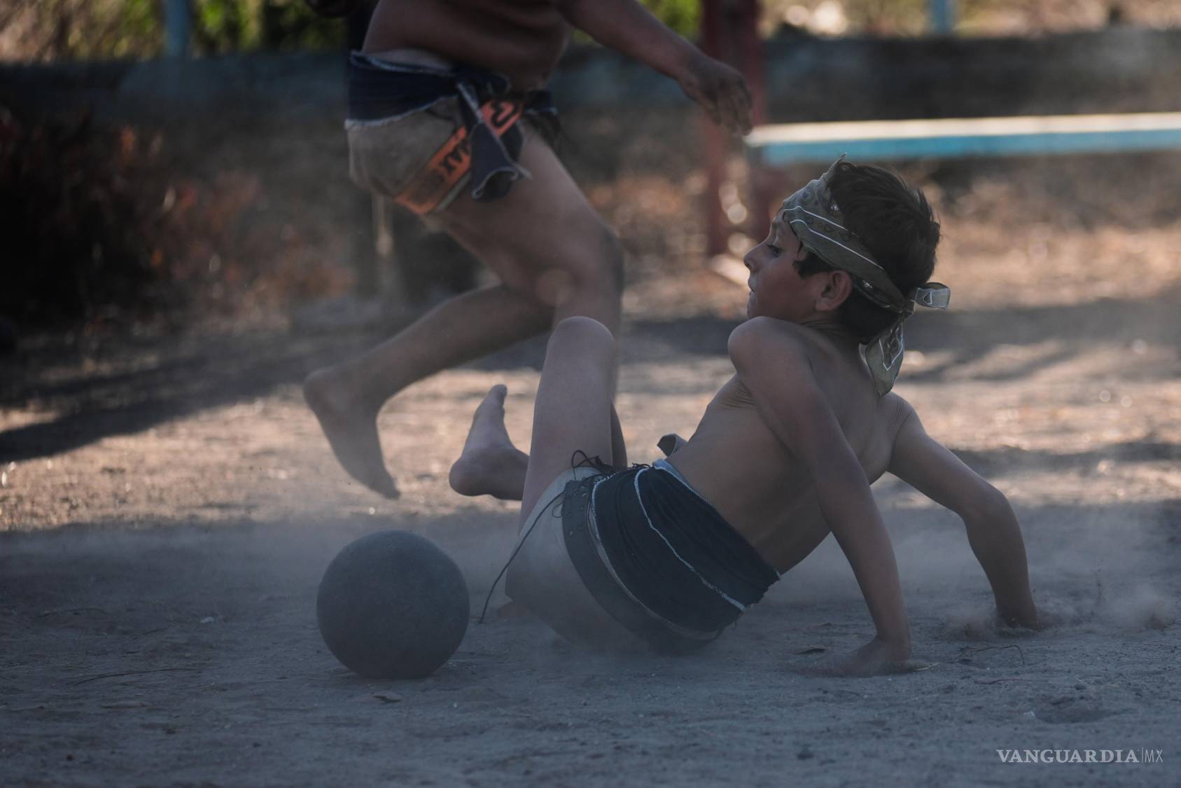 $!Iker Salgueido juega ulema, un juego de pelota tradicional mesoamericano que data de la época prehispánica, en Los Llanitos, en las afueras de Mazatlán.