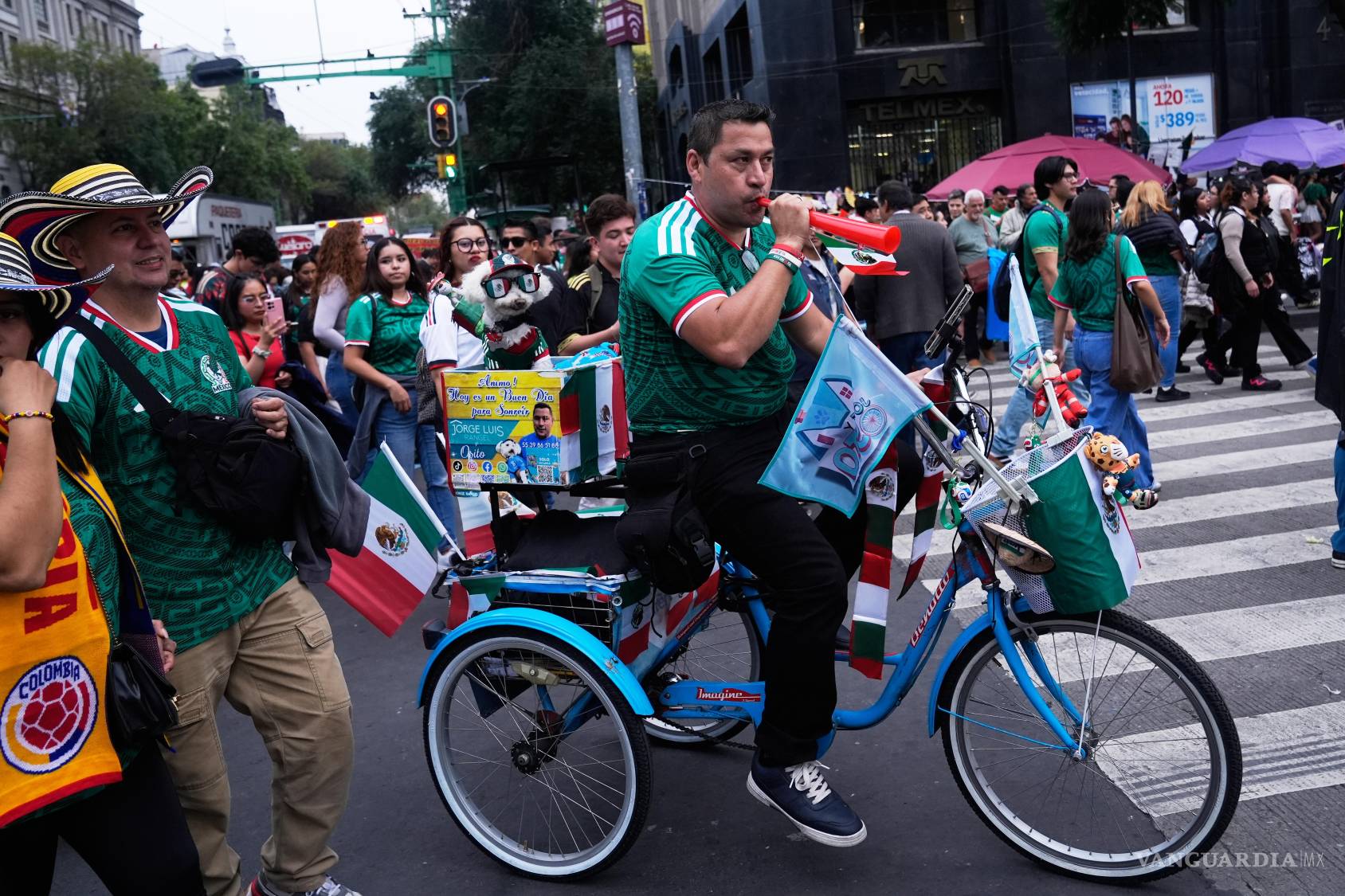 $!94Jorge Rangel pasea en bicicleta acompañado de su perro, Osito, ambos vestidos con la camiseta de la selección mexicana.