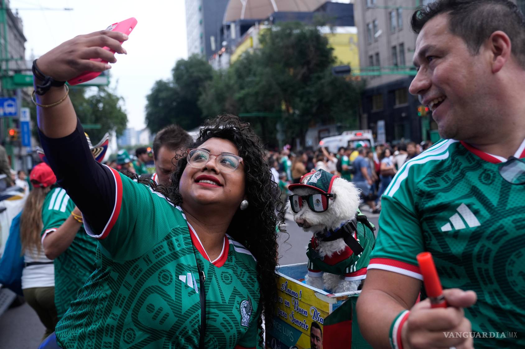 $!Una aficionada se toma una foto con Osito junto a Jorge Rangel antes del partido del Grupo A del Mundial contra Corea del Sur en la Ciudad de México