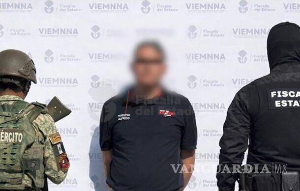 $!Detienen a maestro de inglés acusado de elaborar y almacenar pornografía infantil en Puerto Vallarta