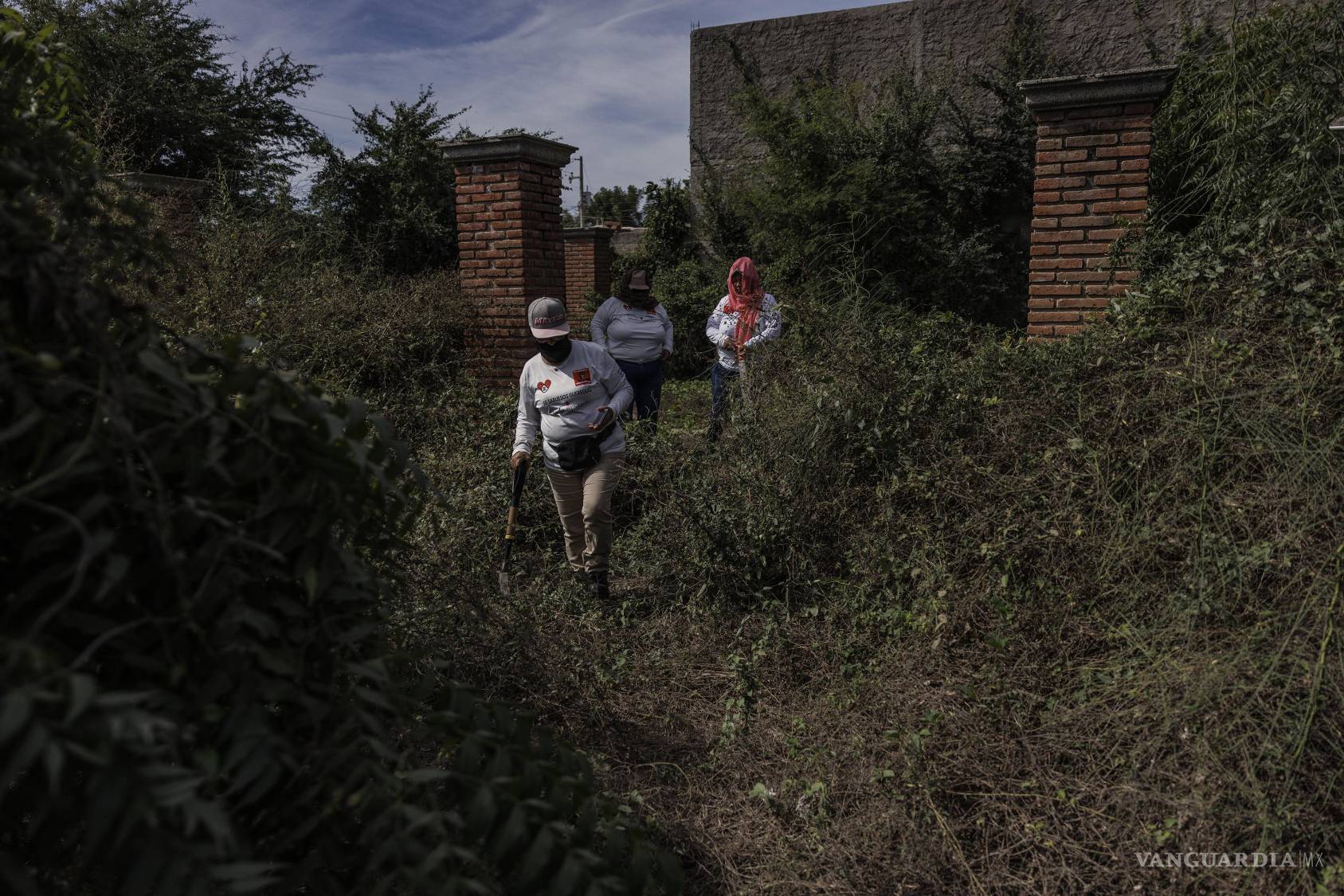 $!Un grupo de mujeres, buscando a sus familiares desaparecidos, busca restos en un terreno abandonado en Guasave, Sinaloa, México.