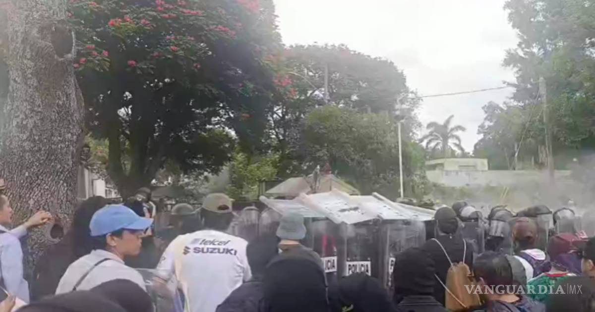 瓜达拉哈拉居民因水危机和水质问题游行并与防暴警察冲突