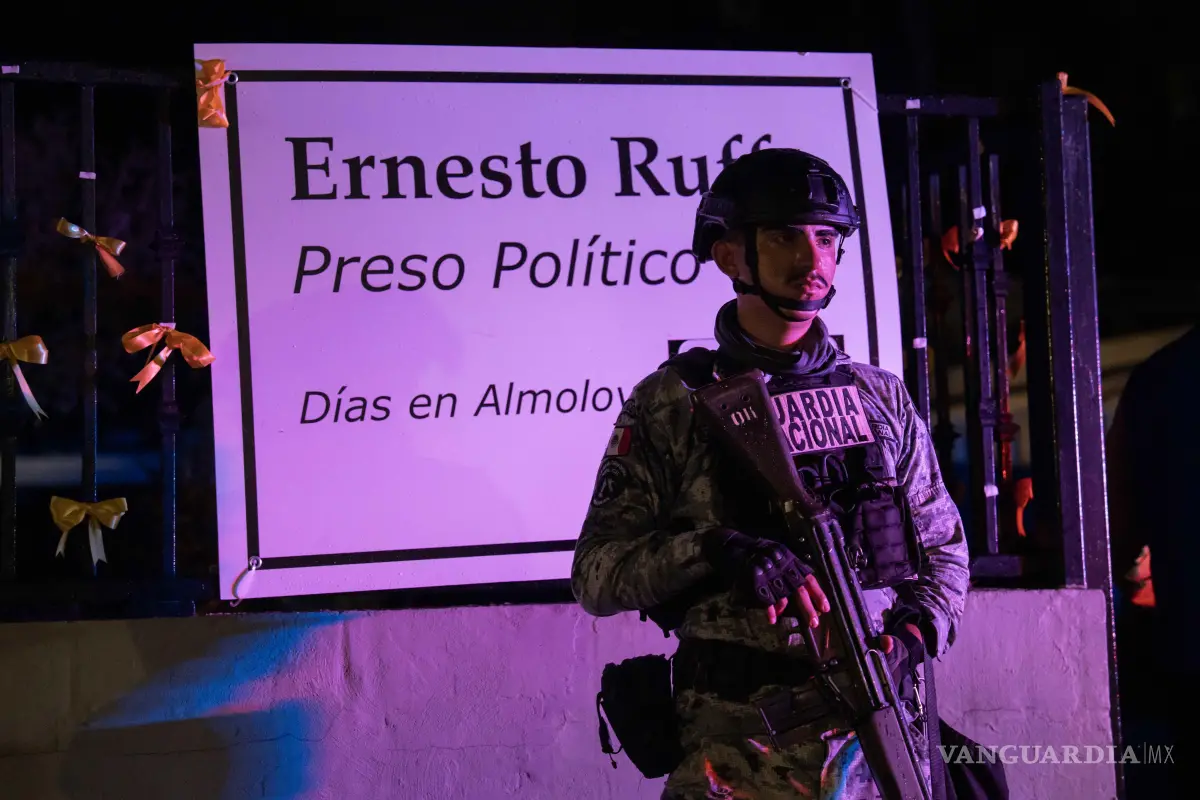 $!ENSENADA, BAJA CALIFORNIA, 28 SEPTIEMBRE 2026. Elementos de Seguridad resguardan la entrada a la casa de Ernesto Ruffo. El exmandatario continuará su proceso legal bajo la medida de arresto domiciliario.