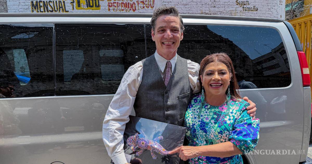 克拉拉·布鲁加达祝贺演员佩德罗·帕斯卡尔并赠送美洲大蜥蜴工艺品