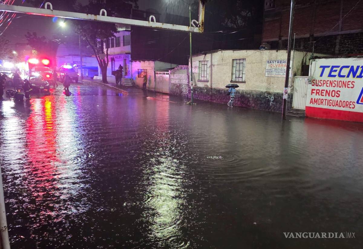 $!CIUDAD DE MÉXICO, 11 MAYO 2026. Intensas lluvias se presentaron al sur de la capital, dejando severas inundaciones en el Periférico a la altura de la Picacho Ajusco. Personal de Protección Civil y bomberos trabajaron desazolvando para bajar el nivel del agua.