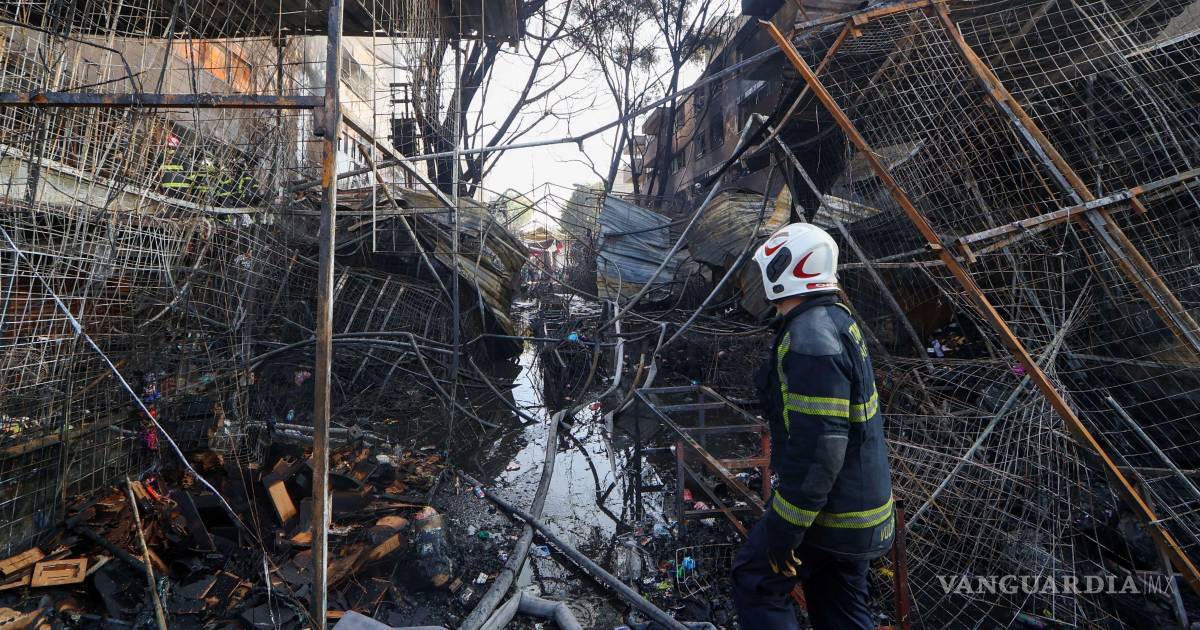墨西哥城La Merced地区大火造成100个摊位受损