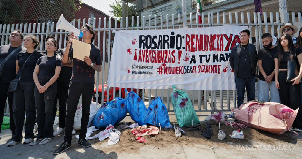 年轻人要求罗萨里奥·皮德拉辞职以抗议国家人权委员会的失踪危机