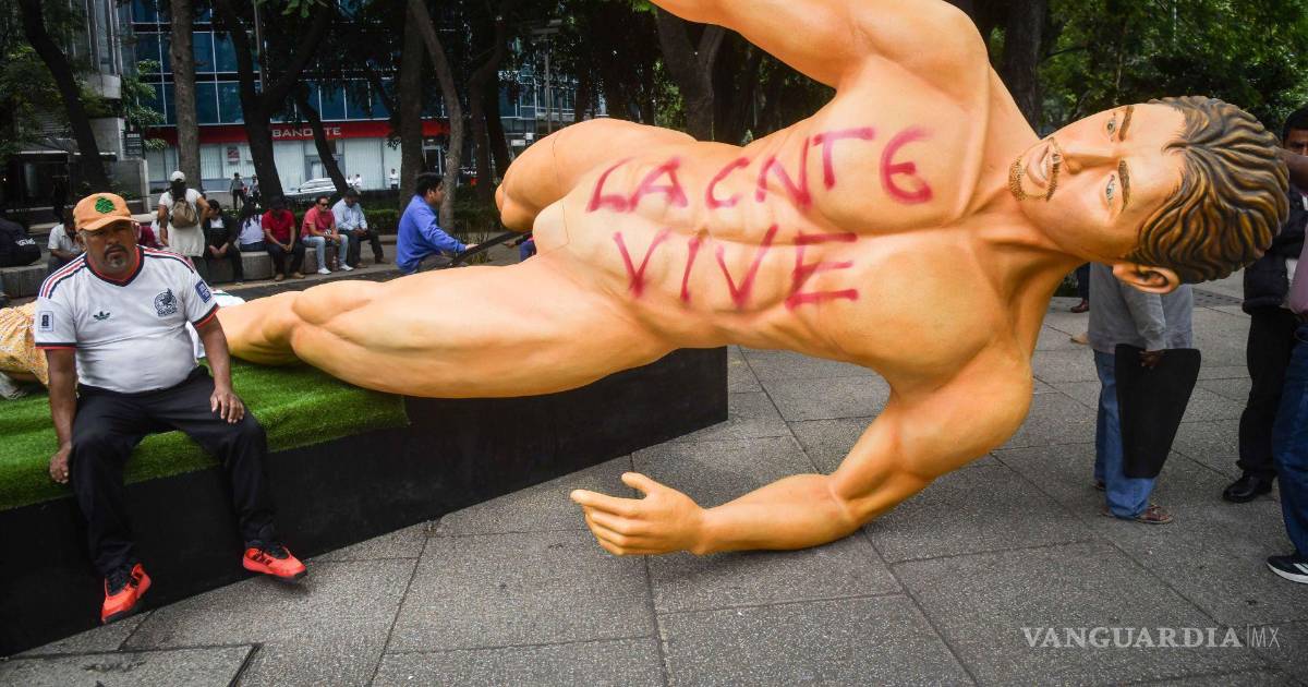 La CNTE desnuda a ‘Gigantes del Mundial’ en Paseo de la Reforma