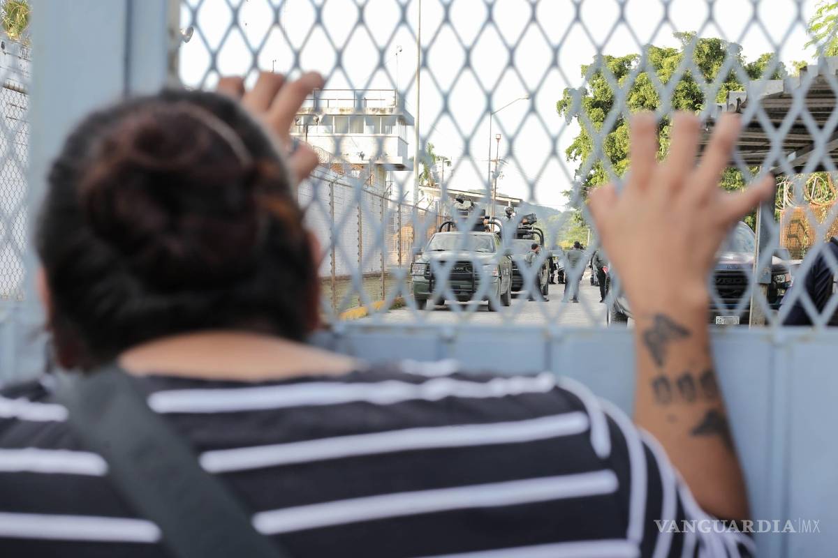 $!Familiares comenzaron a llegar a las puertas del Penal de Mazatlán, para tener información de los heridos y de la situación que prevalece.