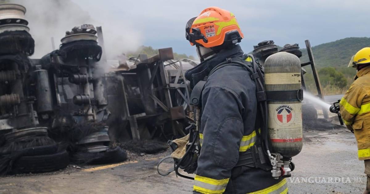 新莱昂州国道发生油罐车翻覆起火事故