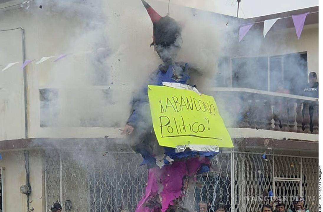 $!Prenden fuego a Samuel García y Mariana Rodríguez, durante ‘quema de Judas’ en Nuevo León