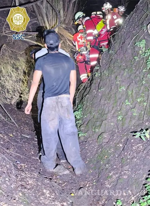 $!Rescatan a 9 jóvenes que se extraviaron en una barranca del Bosque de Chapultepec