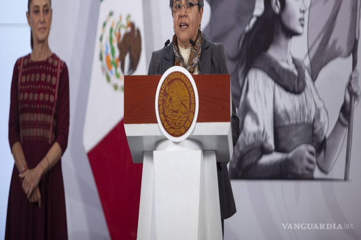 $!Raquel Buenrostro Sánchez, secretaria de Anticorrupción y Buen Gobierno en conferencia de prensa en Palacio Nacional; Claudia Seinbaum, presidenta de México, la escucha.