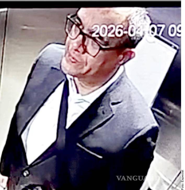 $!Un video obtenido por REFORMA muestra a dicho habitante accediendo al elevador con una mujer de unos 20 años.