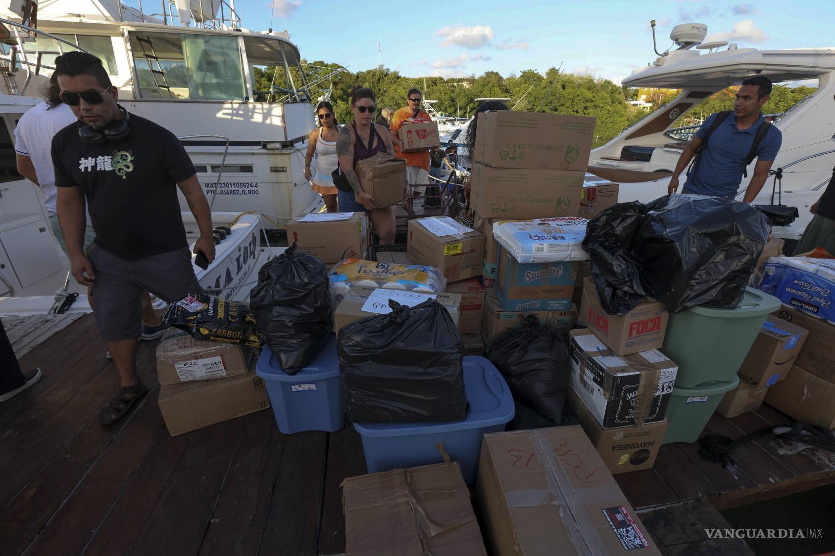 $!La delegación mexicana del convoy Nuestra América comenzó el envío de ayuda humanitaria hacia Cuba con la salida del buque desde Puerto Progreso, en Yucatán.