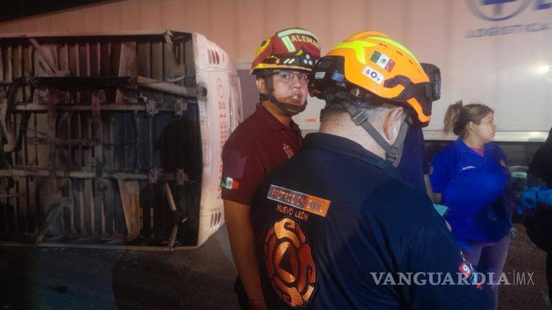 $!Volcadura de camión de personal deja 18 lesionados en Nuevo León
